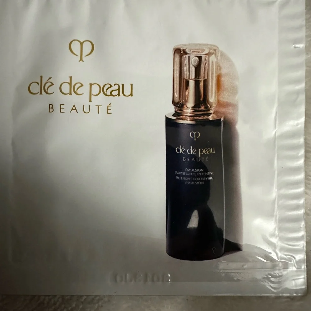 Cle De Peau Cosmetic Pouch with 5 samples 3x Lotions Serum & Concealer